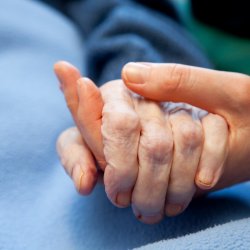 1544314-old-hand-care-elderly
